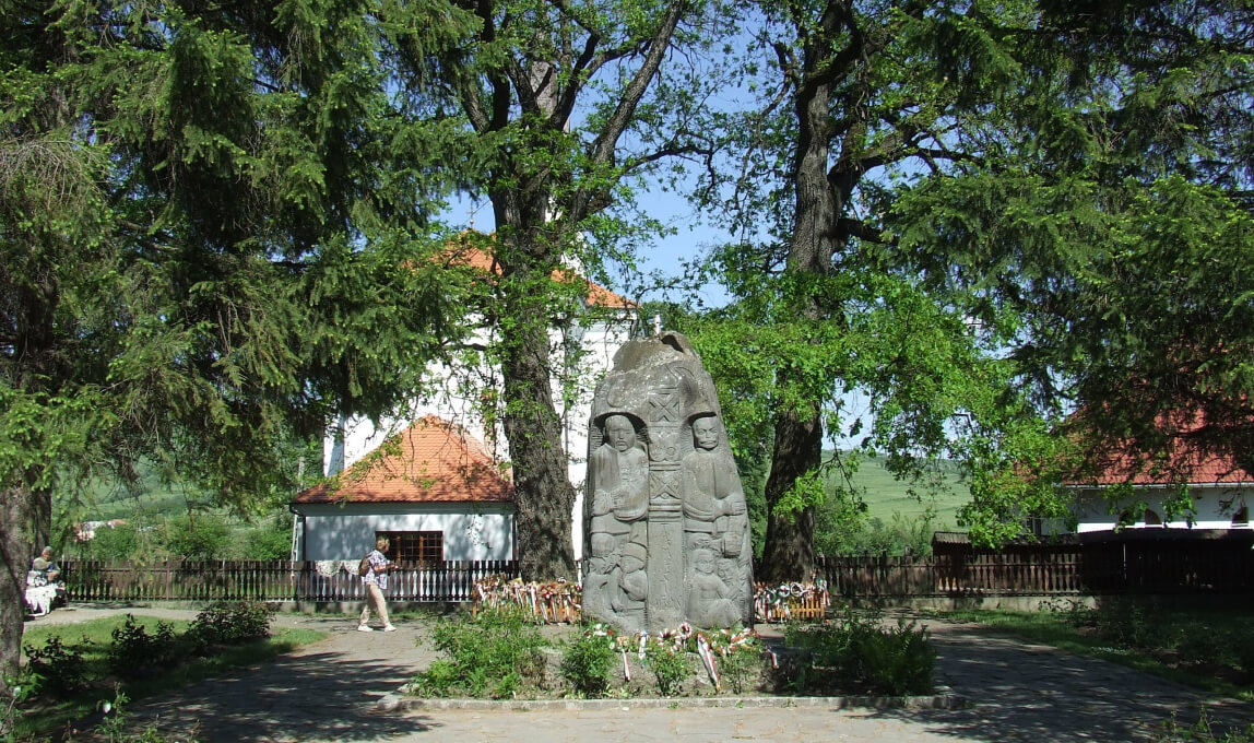 Tomb of Áron Támási, Heart of Jesus statue