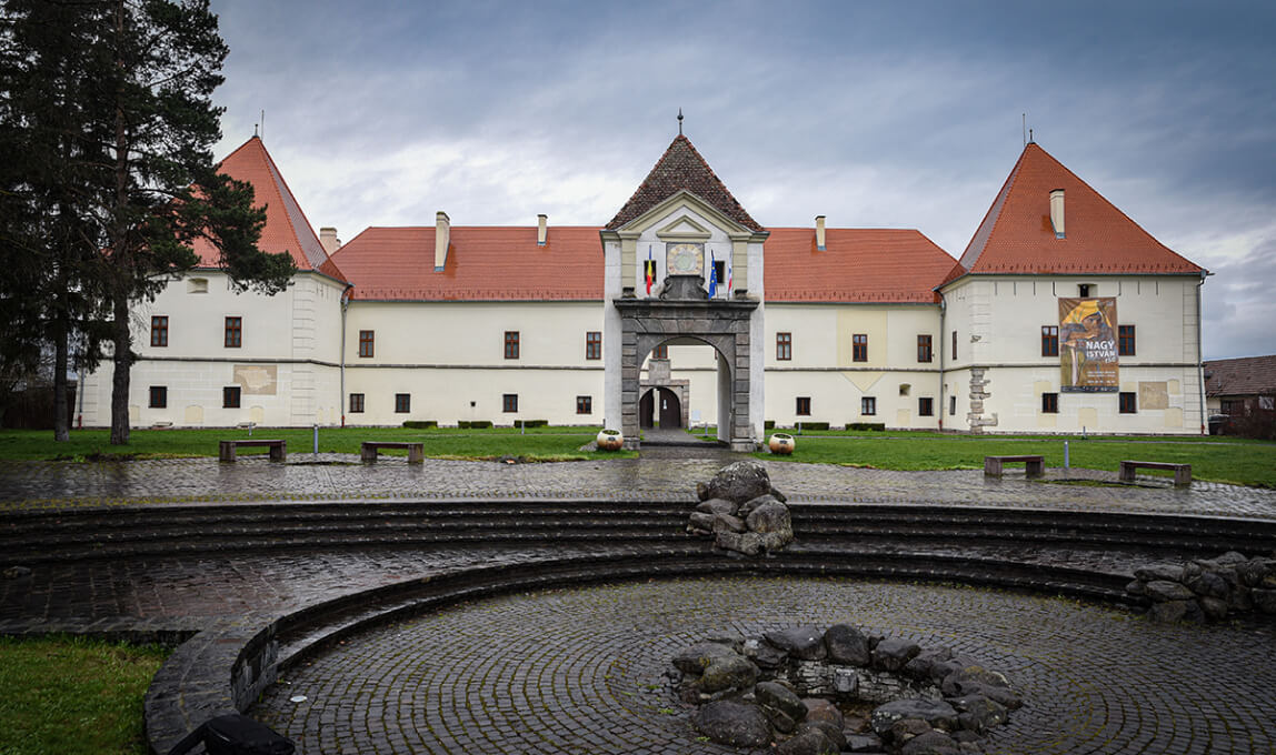 Bazilica Sfânta Maria, Castelul Mikó